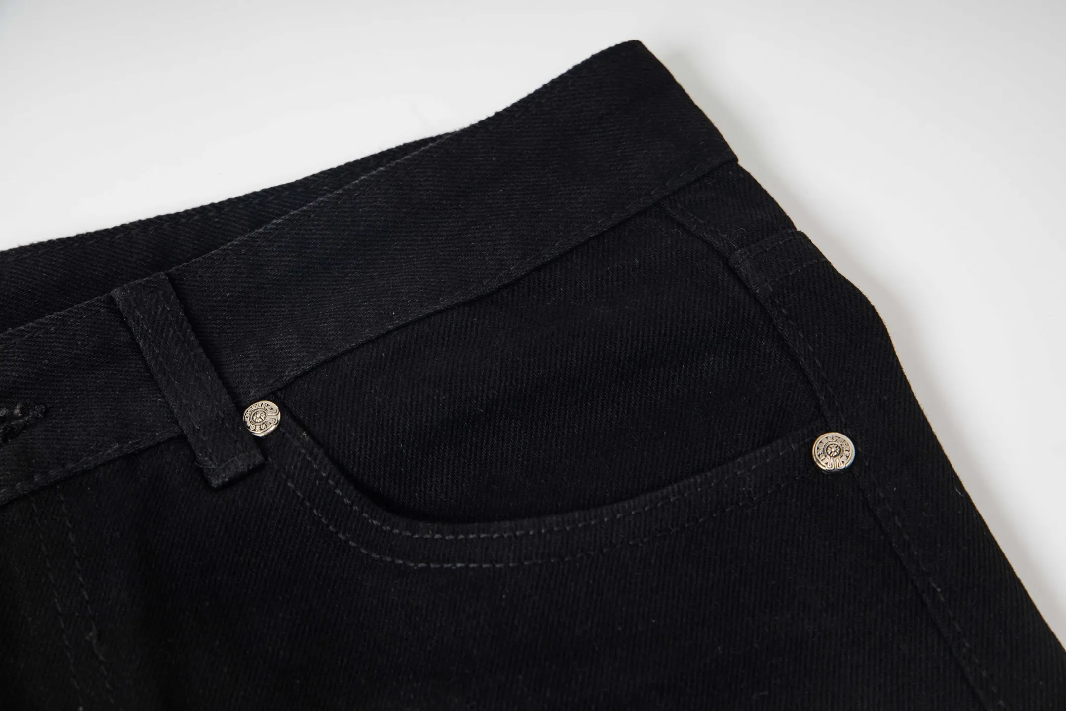 P240 Chrome Hearts black denim jeans with purple leopard print. CH jeans need to be washed and then disassembled and hand-stitched with sheepskin cross leather and then spliced ​​together. The whole piece has too many craftsmanship to explain. The patchwork cross pattern is embellished, and the high-waisted washed jeans! ! Absolutely high-end luxury products, god-level single products and super popular products, made with top heavy industry, a must-see magic weapon. Customized hardware. The fabric is thick and soft after washing. It has good breathability. Customized small leather label. Unique design. The details are simple and elegant, and the workmanship is exquisite. The entire trousers are neatly routed and the details are in place! It’s so cool that both men and women can easily control the genderless trend! Style number: 1798# Color: black Size: 28 30 32 34 36
